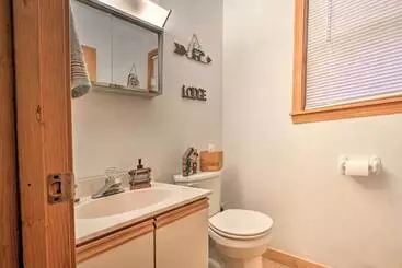 Mökkimajoitus Lakeview Forest Cabin W/ Deck < 1/2 Mile To Beach!