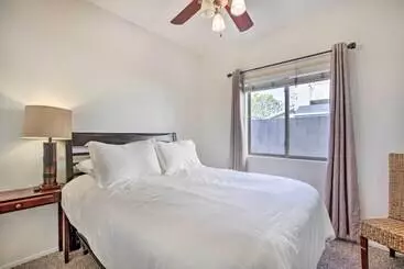 Mökkimajoitus Litchfield Park Home W/ Private Patio & Yard!