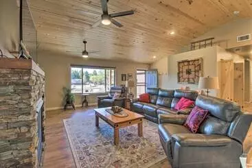 Mökkimajoitus 1 Mi To Rainbow Lake: Newly Built & Woodsy Retreat