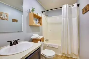 Mökkimajoitus Spacious Wellston Home Near Hiking & Skiing!