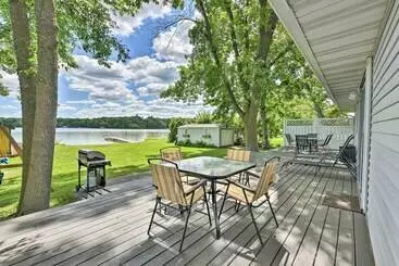 コテージ Welcome To Sunrise Bay: Family Lake Home!