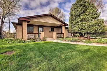 Mökkimajoitus Arvada Home W/ Beautifully Landscaped Yard!