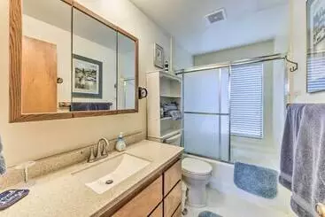 Mökkimajoitus Beachfront Whidbey Island Home + Apartment!