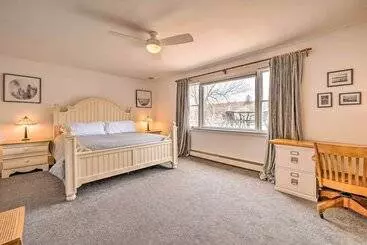 Mökkimajoitus Cozy Castleton Cabin With Fire Pit + Water Access!