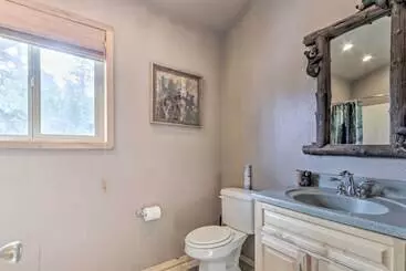 Mökkimajoitus Cozy Heber Overgaard Cabin W/ Fire Pit, Game Room!