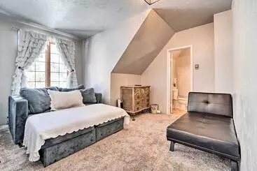 Mökkimajoitus Dolorable  Home W/ Yard,   Walk To River!