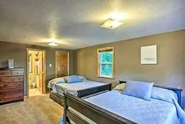 コテージ Boat Dock, Game Room: Lakefront Sunrise Beach Home