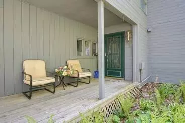 Mökkimajoitus Spacious Delton Home W/ Fire Pit + Lake Views