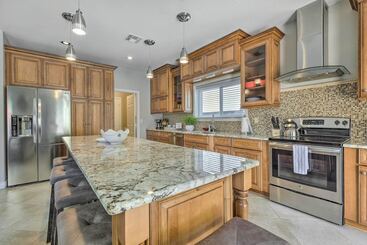 کلبه Spacious Gilbert Escape W/ Pool & Hot Tub!