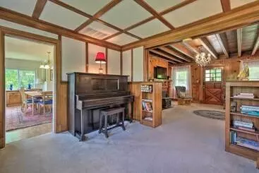 コテージ Waterfront House With Dock, Kayaks, & Sailboat!