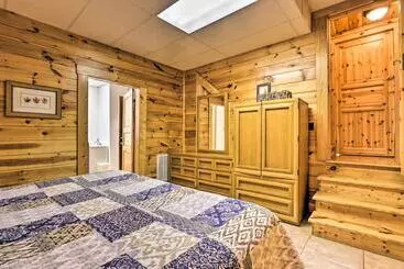 Mökkimajoitus Creekside Sevierville Cabin: Game Room & Hot Tub!