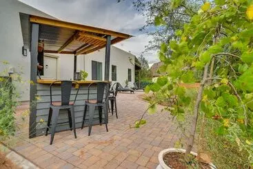 Mökkimajoitus Sedona Retreat W/ Patio, Bar & Swim Spa!