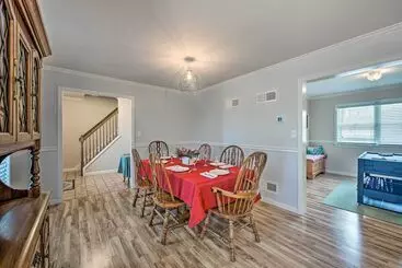 Mökkimajoitus East Earl Retreat W/ Hot Tub < 4 Mi To Town!