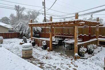 کلبه Lovely Montrose Home W/ Yard: Walk To Dtwn & Park!