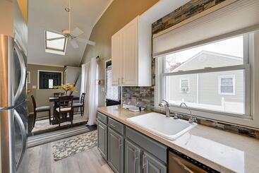 קוטג'' North Babylon Home, Near Belmont Lake State Park!