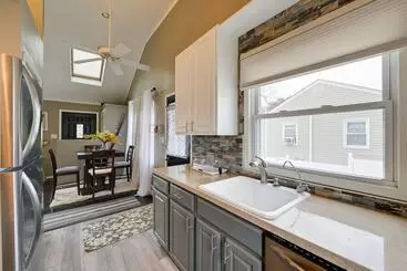 コテージ North Babylon Home, Near Belmont Lake State Park!