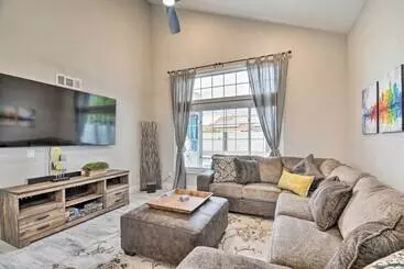 Mökkimajoitus Peoria Oasis W/ Saltwater Pool & Putting Green!