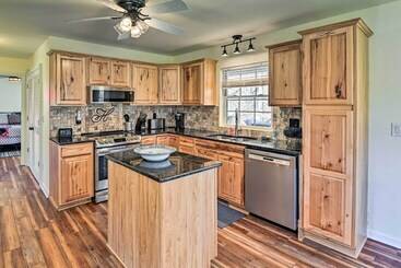 קוטג'' Lyles Peaceful Creekside Home: Hot Tub & Fire Pit