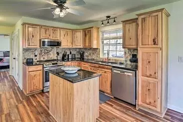 Mökkimajoitus Lyles Peaceful Creekside Home: Hot Tub & Fire Pit