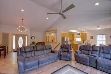 Mökkimajoitus Waterfront Smith Mountain Lake Home W/ Boat Dock!