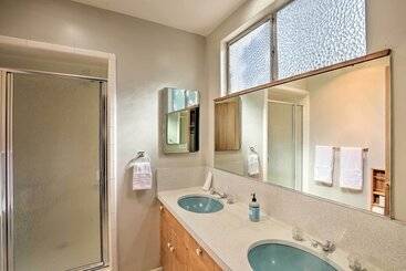 별장 Beautiful Whittier Home W/ Pool & Gas Grill!