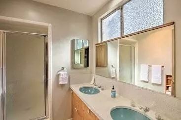 Mökkimajoitus Beautiful Whittier Home W/ Pool & Gas Grill!