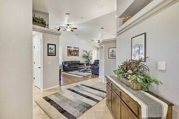 بيت ريفى Bright Bullhead City Abode Fire Pit & Patio!