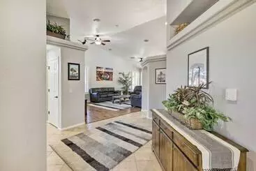 コテージ Bright Bullhead City Abode Fire Pit & Patio!