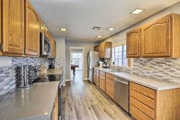 کلبه Bullhead City Home W/ Game Room!