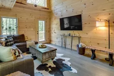 Mökkimajoitus Serene Marshall Cabin W/ Deck & Fire Pit!