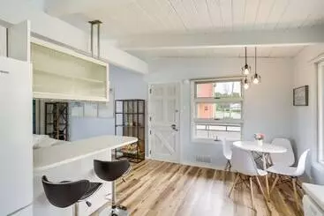 Mökkimajoitus Riverfront Elkhart Rental: Deck & Ping Pong Table!