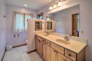 بيت ريفى Spruce Pine Retreat W/ Gas Grill + Mtn Views!