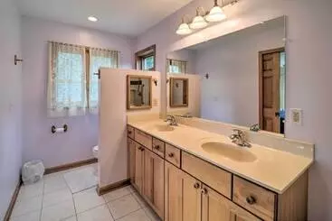 コテージ Spruce Pine Retreat W/ Gas Grill + Mtn Views!