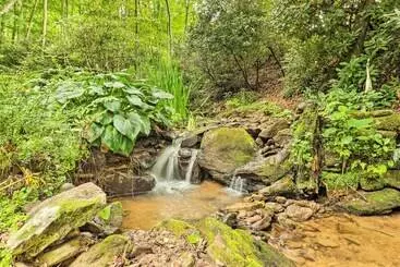 Mökkimajoitus Tree Lined Cruso Cabin W/ Game Room & Mtn Views!