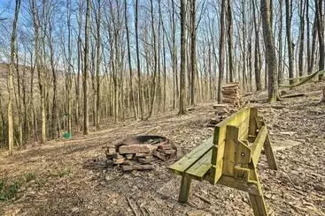 Mökkimajoitus Unplugged Mountain Retreat With Porch Swings!