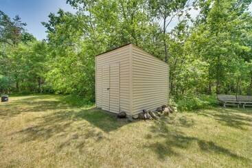 별장 Wooded Danbury Cabin W/ Grill + Fire Pit!
