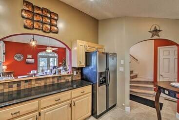 بيت ريفى Hayesville Bungalow W/ Porch & Forest Views!