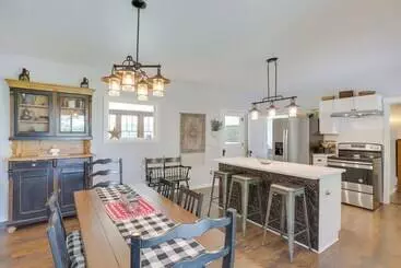 Mökkimajoitus South Haven Farmhouse W/ Fire Pit, 4 Mi To Beach!