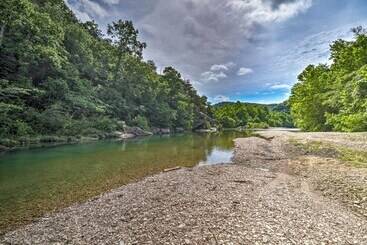 بيت ريفى Creekside Hideaway W/ Fire Pit + Creek Access!