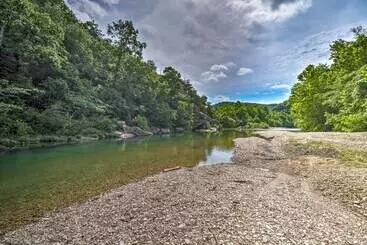 コテージ Creekside Hideaway  W/ Fire Pit + Creek Access!