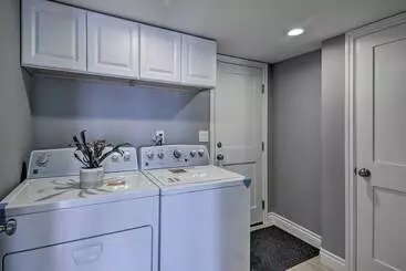 Mökkimajoitus Discovery Bay Retreat W/ Balcony & Boat Dock!