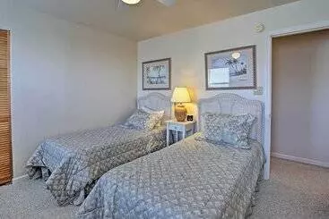 Mökkimajoitus Family Friendly Vacation Home: Steps To Beach!