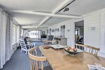 بيت ريفى Plum Island Retreat ~ 1 Block Walk To Beach!