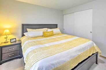 کلبه Port Angeles Abode W/ Yard & Guest House!