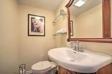 Mökkimajoitus Riverfront Arkansas Retreat Near Fishing & Hiking!