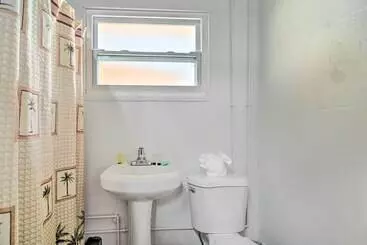 Mökkimajoitus Sunny Seminole Home: Grill, Fire Pit & Fenced Yard