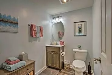 Mökkimajoitus The Overlook Home: Water Views, Hiking & Boating