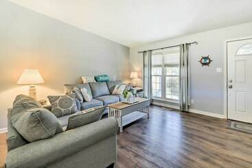 بيت ريفى Cape Carteret Home, Near Emerald Isle Beach!