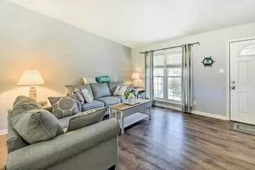 コテージ Cape Carteret Home, Near Emerald Isle Beach!