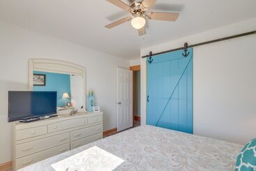 Сельский дом Coastal Home W/ Deck & Outdoor Shower